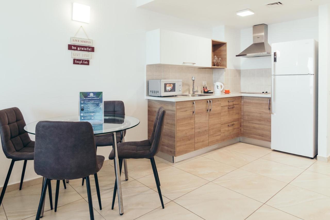 Almog Beach Apt Hotel מלון דירות אלמוג ביץ' Haifa Ngoại thất bức ảnh