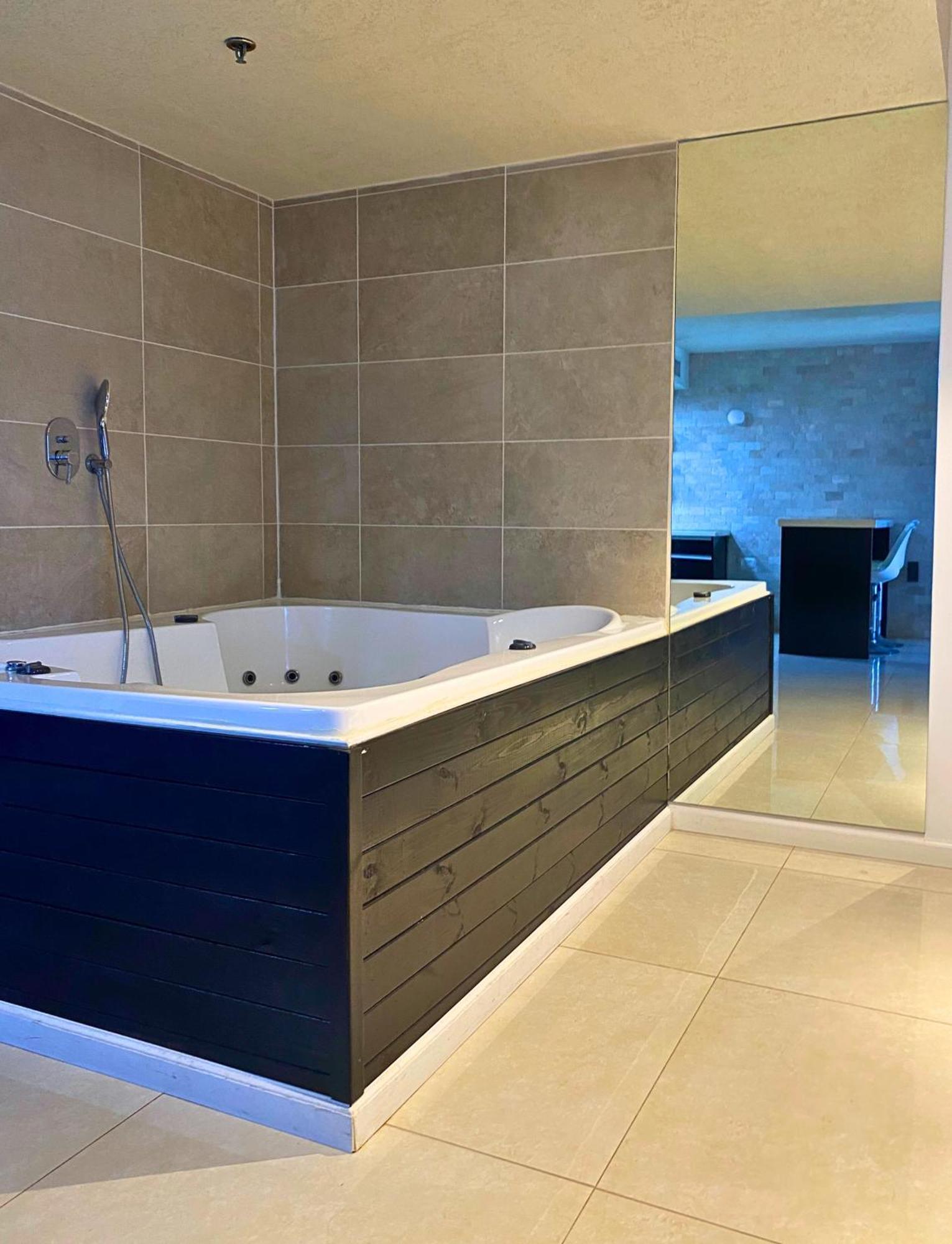 Almog Beach Apt Hotel מלון דירות אלמוג ביץ' Haifa Ngoại thất bức ảnh