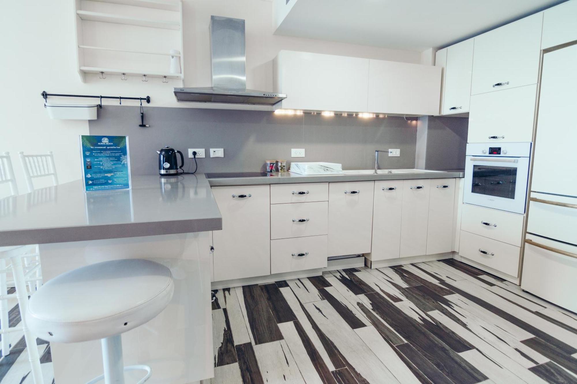 Almog Beach Apt Hotel מלון דירות אלמוג ביץ' Haifa Ngoại thất bức ảnh